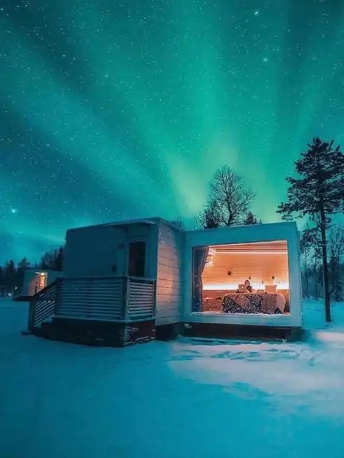 芬兰躺在玻璃屋里看极光是童话更是浪漫