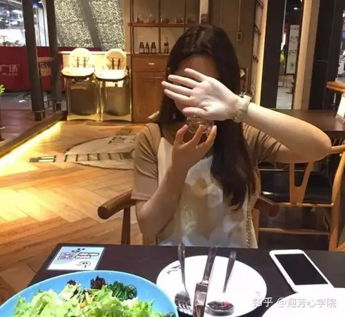 通常来说,女生的朋友圈会有自己的自拍照以及一些吃饭游玩的照片!