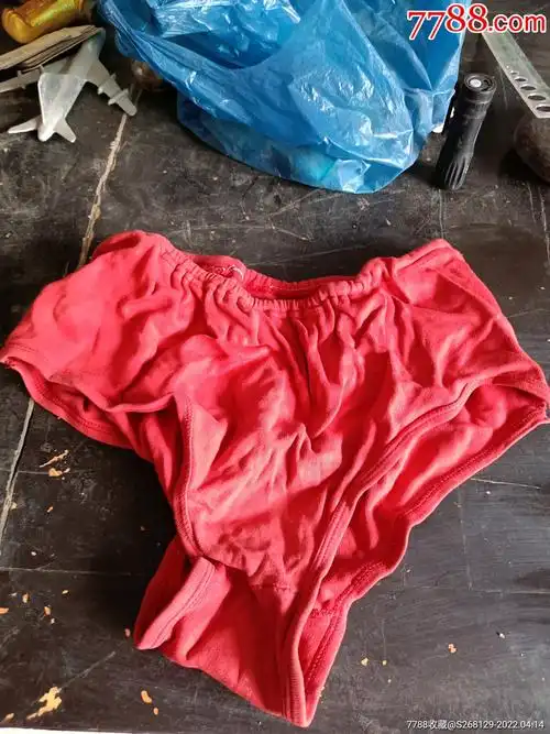 怀旧老红三角裤衩