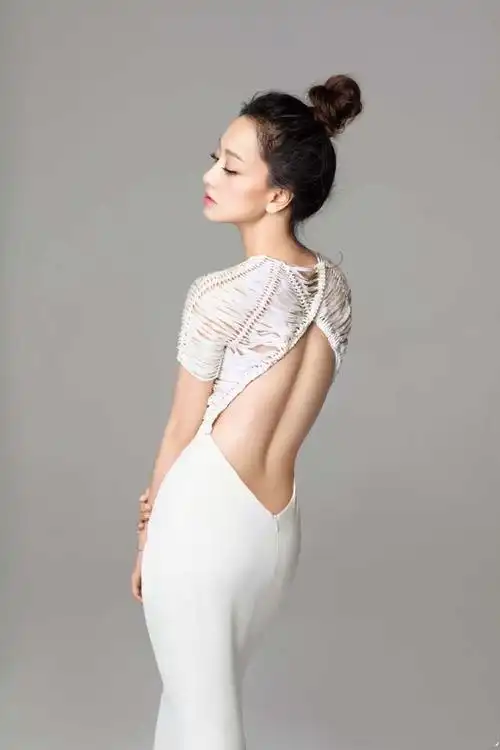 杨蓉绝美时刻身高不够身材来凑内娱最美性感花瓶