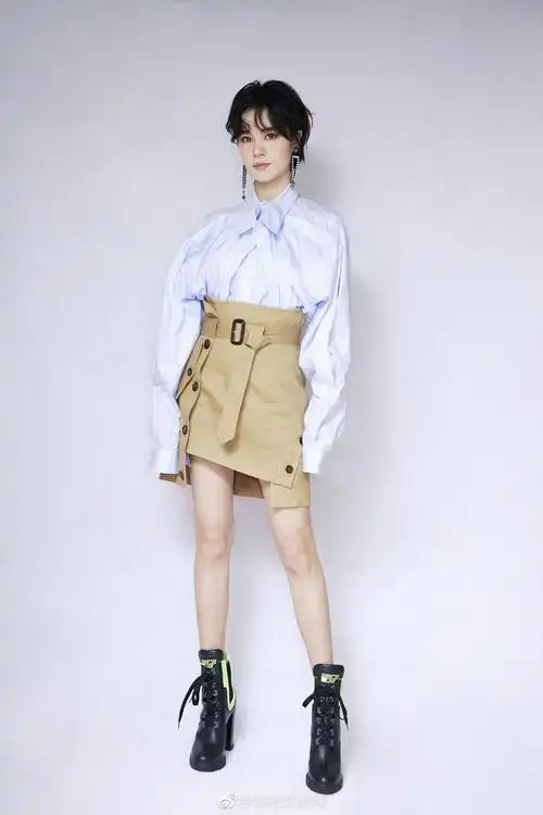 郁可唯 身着y/project上衣,yohanix半裙搭配prada黑色高跟鞋亮相成