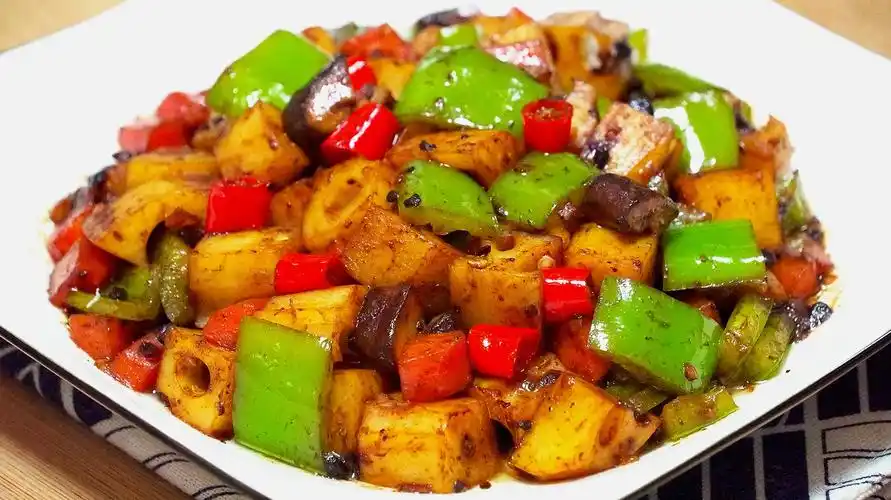 1藕片拌木耳的做法,这样做口感脆爽,是特别好的下酒菜.