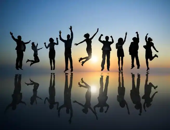 一群人庆祝跳跃奋斗奋斗青春活力