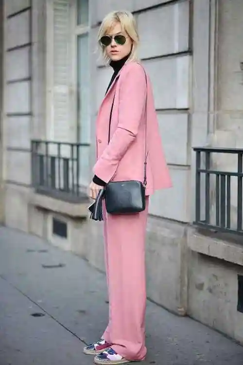 粉色西装配什么鞋子兼具甜美和优雅