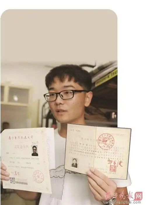 南航开学迎来航二代带着爷爷的毕业证来报到