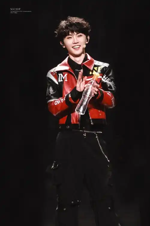 马嘉祺白发挑染##时代少年团叁重楼暨出道四周年演唱会