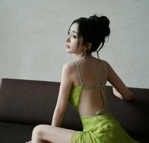 杨幂身着开衩绿裙亮相时尚活动 露背设计明媚性感