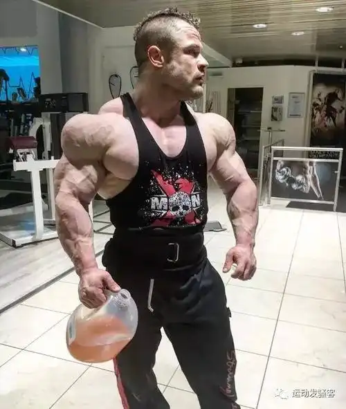 健身房里的峥嵘岁月,左右手臂肌肉练到爆炸,不服都不行!