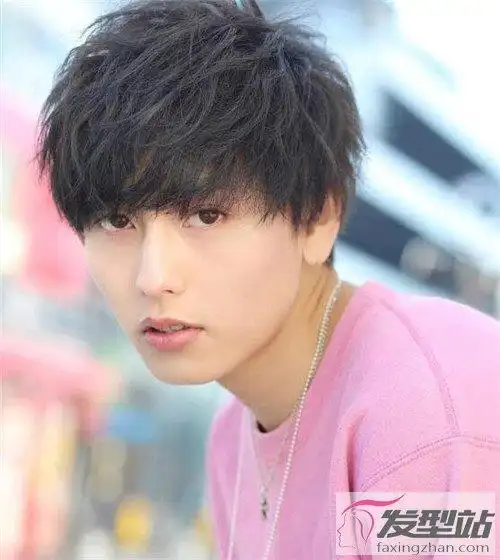 定位烫在日本男生中比较流行,烫出来的发型效果,有着青春阳光的味 ..