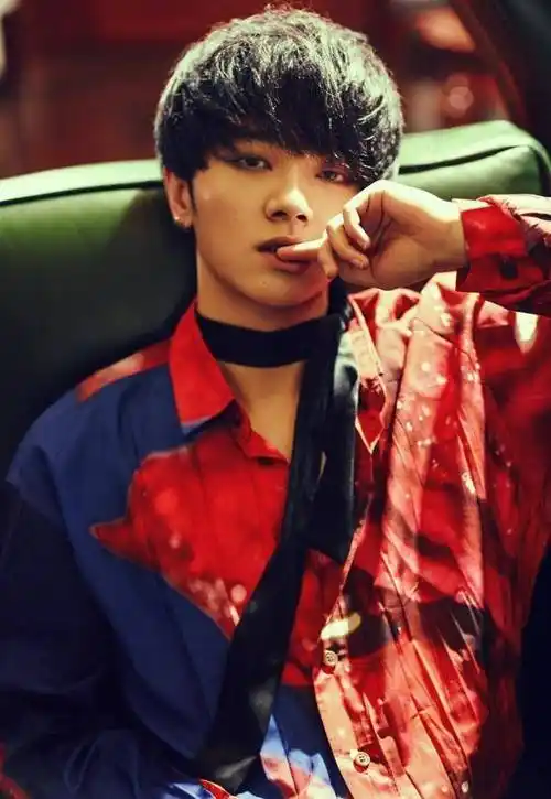 华晨宇:当所有人在关心你火不火时,你的歌迷却担心你有没有吃饱_花花