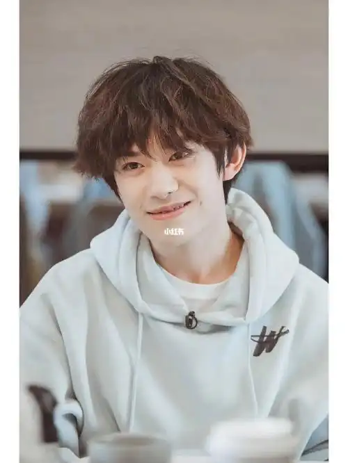 易烊千玺梨涡笑  梨涡旋在你的脸上我想啊想