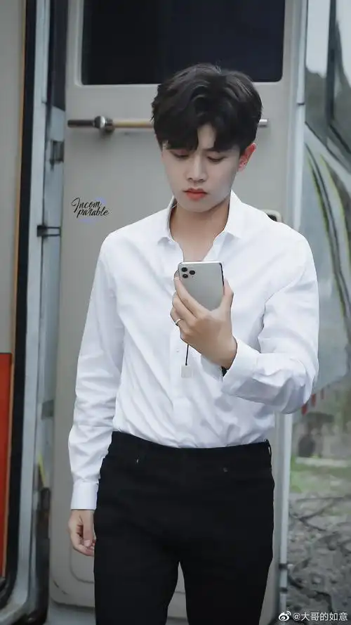 国超固定剧粉为任嘉伦的现代装证明