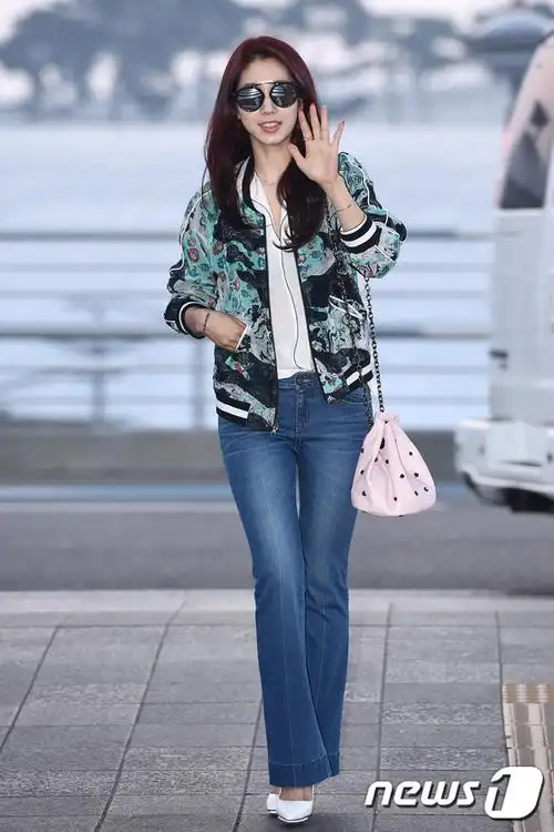 朴信惠身穿印花棒球服现身机场 甜美微笑心情愉悦【组图】 (5)