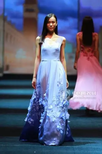 裸色被应用到长裤和搭配有立体花朵刺绣的薄纱花边裙上,西装"连体裤"