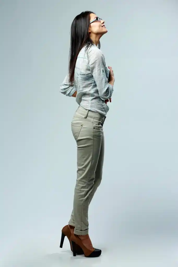 年轻的女商人,侧面视图画像 》 在灰色的背景上查找一个年轻美丽的