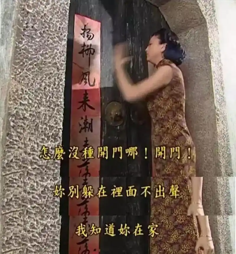 你有本事抢男人,你有本事开门啊,别躲在里面不出声,我知道你在家!