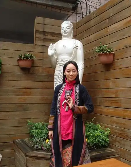 萨顶顶与星云法师相见欢 现场即兴献唱"自语"-搜狐音乐