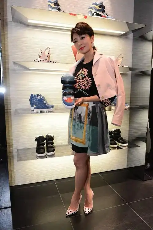 44岁贾静雯出席活动红色吊带裙美艳十足网友都羡慕修杰楷了