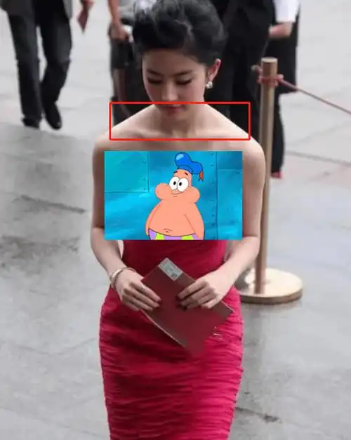 虽然刘亦菲身上的气质以及颜值无可挑剔,但她的斜方肌却非常发达,这也