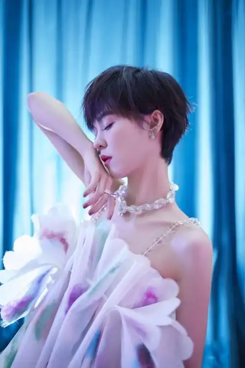 郁可唯吊带薄纱裙优雅写真图片