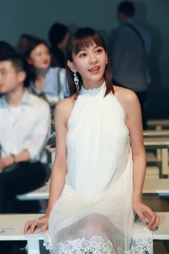 陈意涵现身纽约时装周  甜美清新凸显少女感