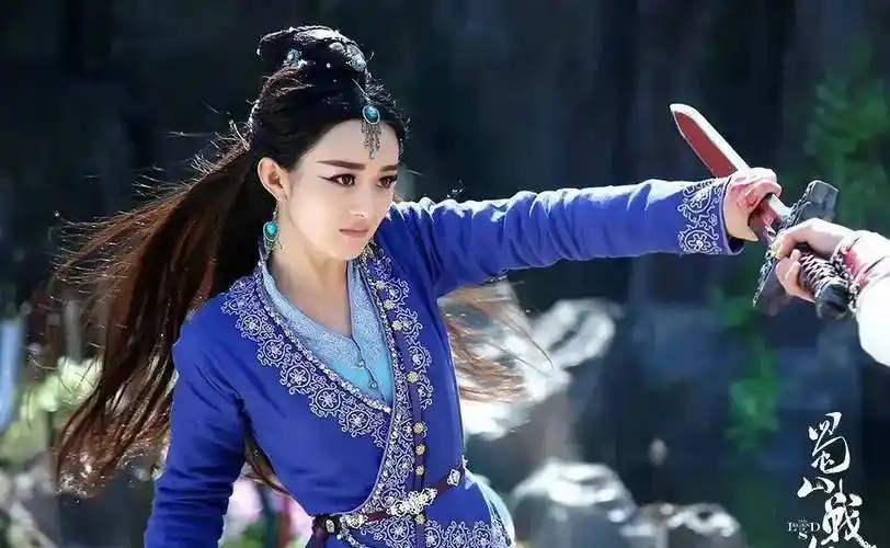 尹新月同年,赵丽颖和李易峰搭档拍摄了由小说诛仙改编的《青云志》.