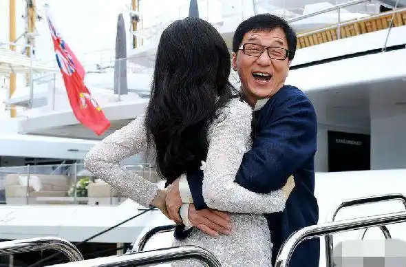 范冰冰与成龙在很多场合都会搂搂抱抱,从照片中就能看出来,两人的关系