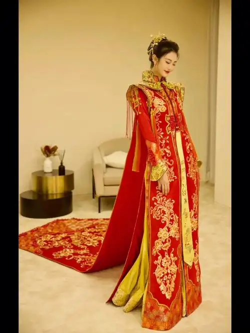 中式嫁衣气场满满的国潮大拖尾中式秀禾服