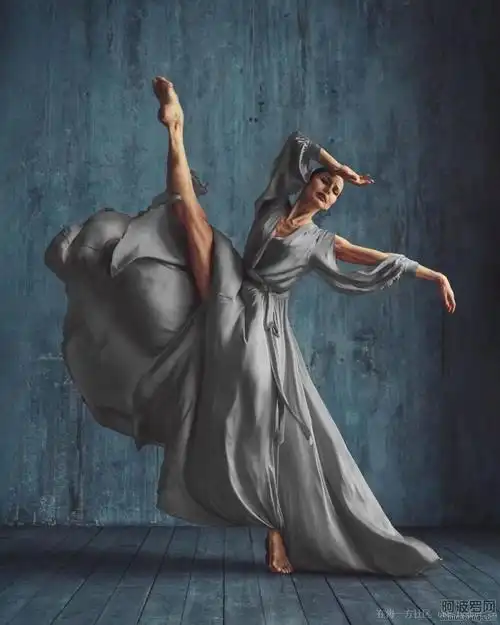 窈窕身姿的完美舒展 优雅的芭蕾舞者