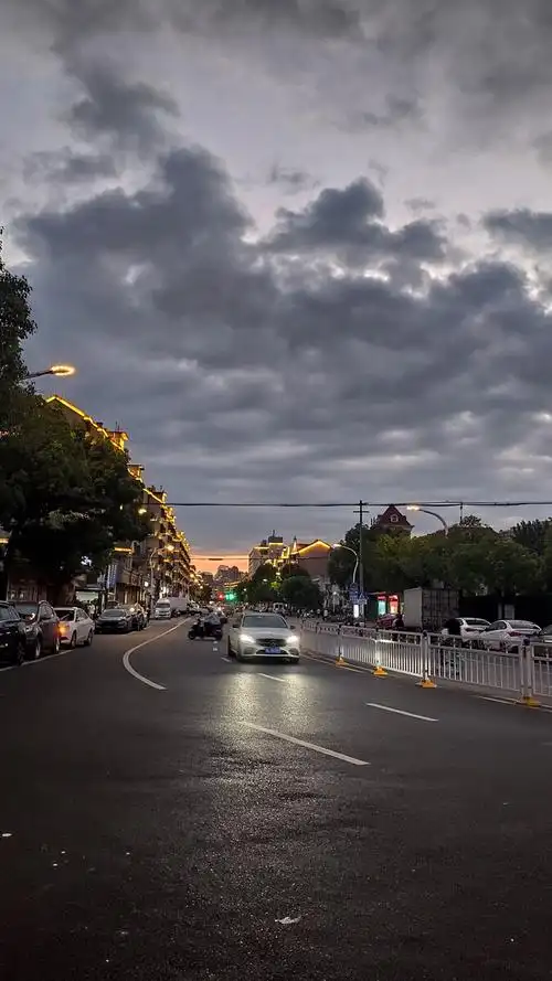 盛夏的傍晚街景