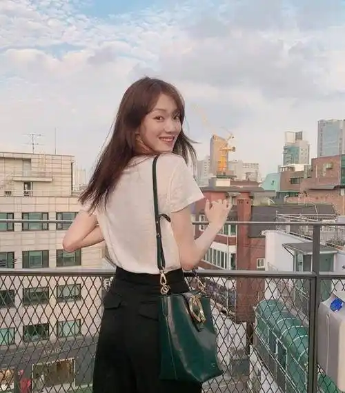 李圣经身材居然这么好,黑色背心配紧身牛仔裤,秀出逆天大长腿_造型