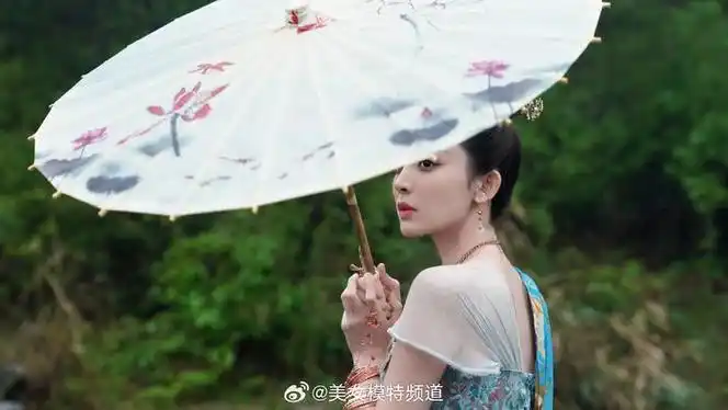 古力娜扎敦煌风撑伞剧照