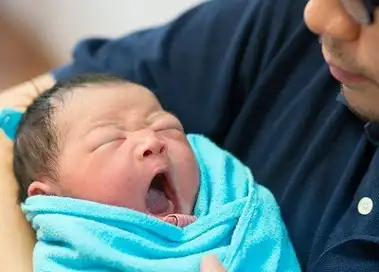 产妇生二胎,4岁女儿前来看望,还拿了两个小番茄,宝妈感动落泪_小文