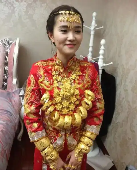 闽粤独特婚俗新娘穿戴数斤金饰