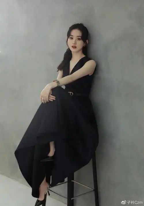 赵丽颖亮相活动,以黑色连衣裙出镜太会穿搭,生图状态有点甜