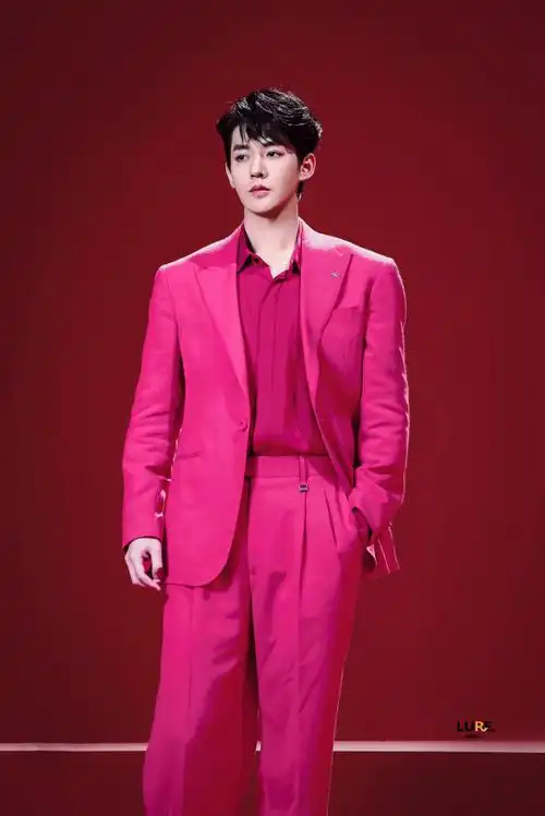 邓为玫红色西装