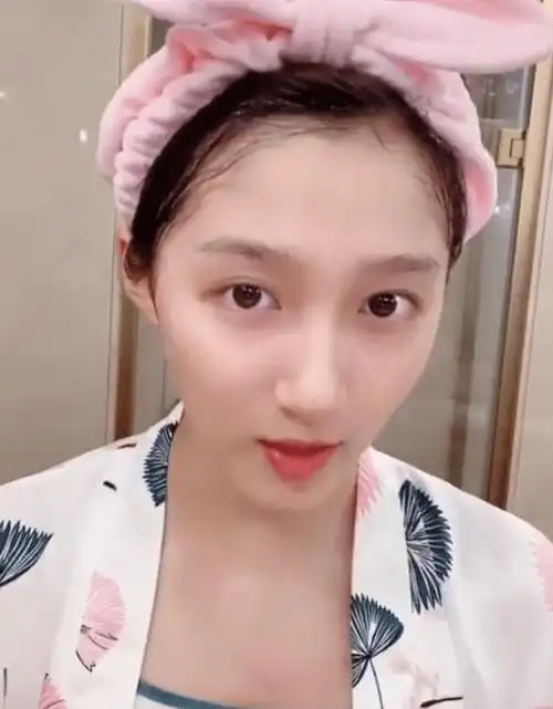 鹿晗真是捡到宝了关晓彤现身奶茶店素颜镜头下颜值让人愣了