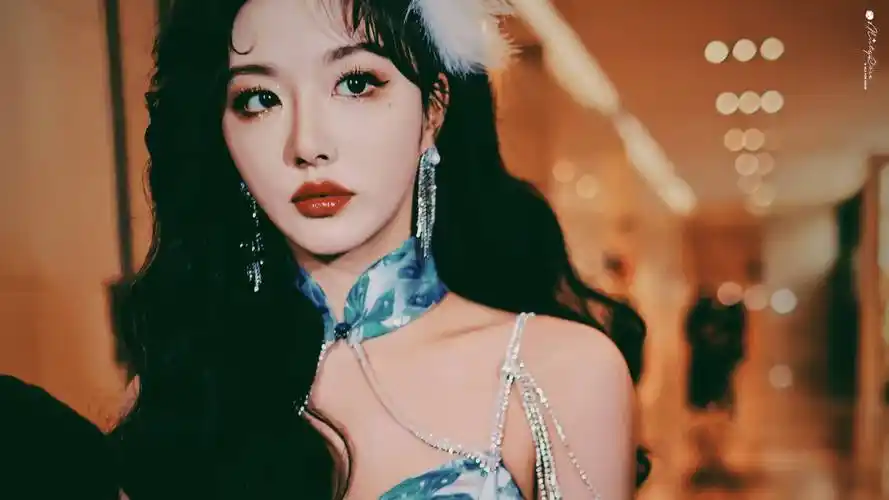 仙女下凡!孔雪儿穿吊带旗袍复古迷人 身材曲线超绝