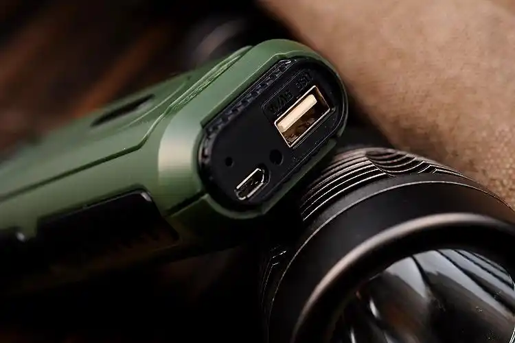 户外必备三防手机超强光手电筒老年人手机可插小卡大声音移动电源