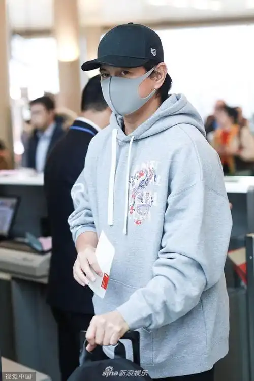 组图:吴奇隆戴两件套不掩帅气 自推行李箱对镜挥手温和有范