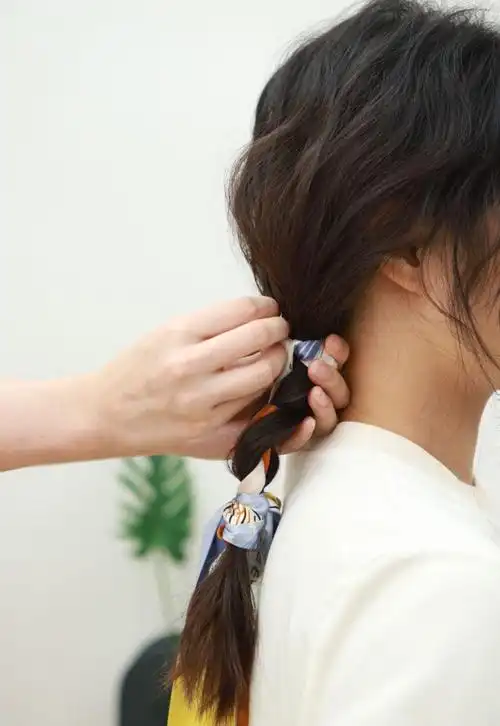 夏天头发怎么扎好看(夏天怎么扎头发清爽又好看)