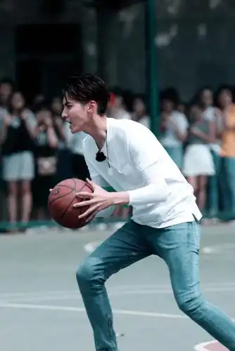 帅到炸裂! 吴亦凡打篮球路透照曝光