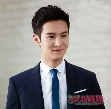 将厚厚的黑色短发打理成两边短中间长碎发之后,头顶短碎发做出立体