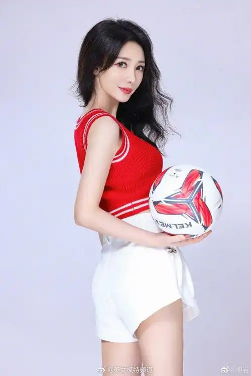 柳岩新写真化身足球宝贝状态青春身材性感