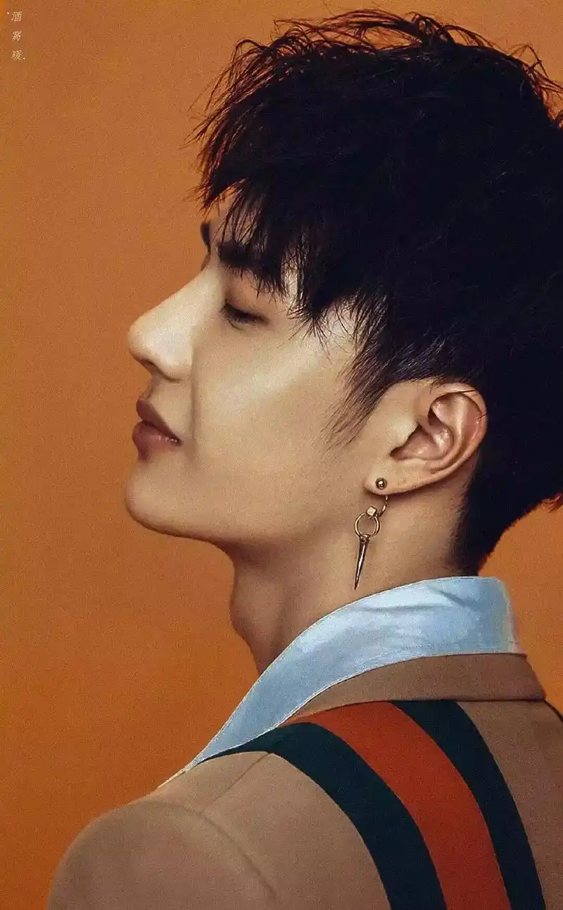 我说这喉结别太性感#这谁顶得住啊 #王一博 #侧颜杀 #盛世 - 抖音