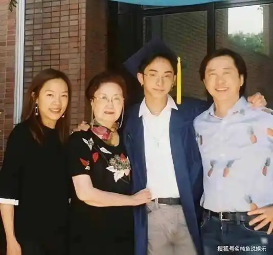 庾澄庆全家参加哈利毕业典礼,现任妻子气质非凡,前妻伊能静缺席