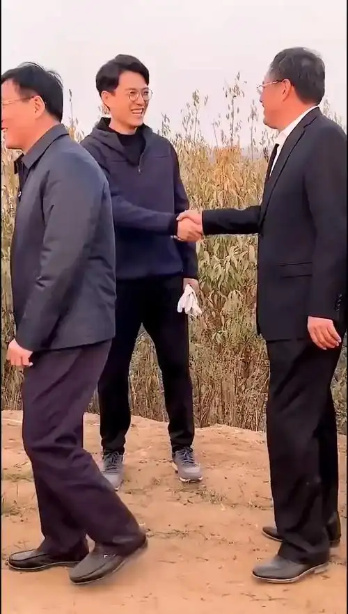 靳东回老家一点架子都没有,为相邻送上过年物品,并为家乡铺盖新路