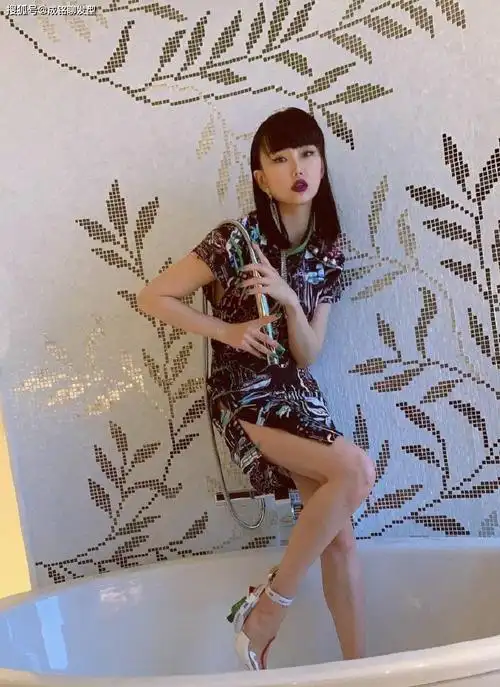 黄龄时尚大片来袭格子网纱配翻毛皮大衣反季穿搭时髦又个性