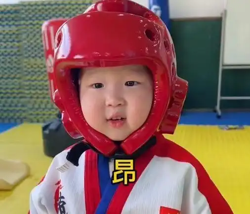 3岁网红"屁桃祺祺"遭网暴,网友称其长相丑陋,网友称全怪父母