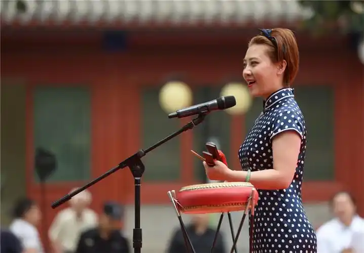 6月16日,非物质文化遗产传承人李想在表演京韵大鼓.